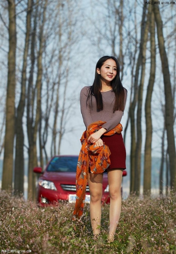 娇美媳妇靓丽写真 红色卡罗拉应景互衬