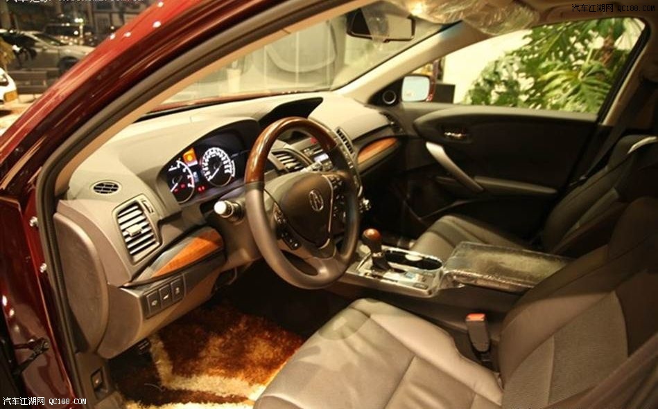 桃木换挡柄.桃木方向盘.看起来比较奢华.