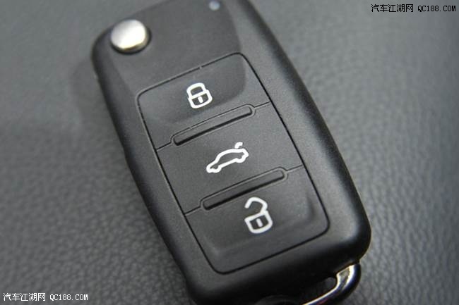 除此之外,速腾2014款一些型号还带有后视摄像头和智能钥匙一键启