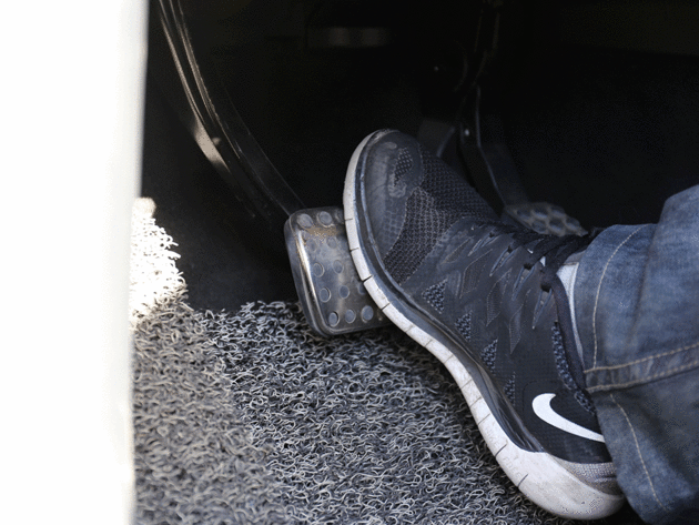 在刹停后,再次快速踩下制动踏板,hold功能被开启.