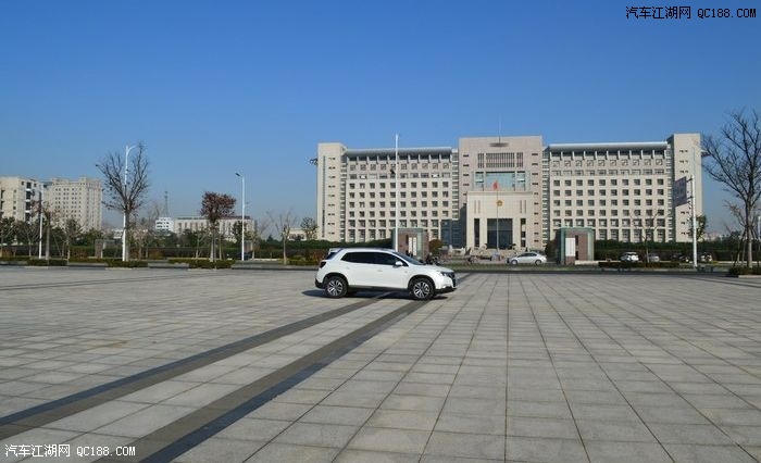 泰州市人民政府,政府大楼的楼体塑性也是一道亮点,点缀着