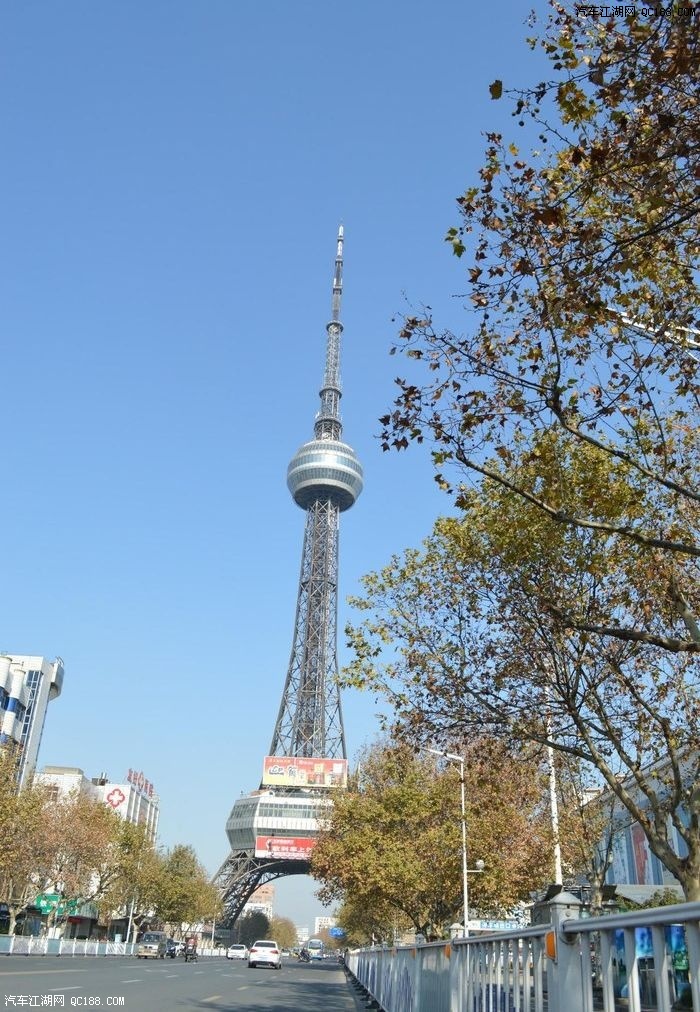 泰州市人民政府,政府大楼的楼体塑性也是一道亮点,点缀着