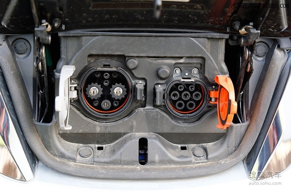 左侧为正常充电口(慢充)右侧为快速充电口(快充)