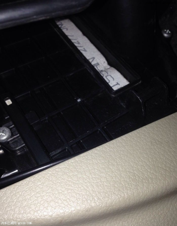 简单易行又快捷 天籁更换空调滤芯作业