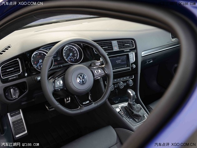 相对于普通高尔夫7,7r的内饰最明显的变化就是换了一个更运动的
