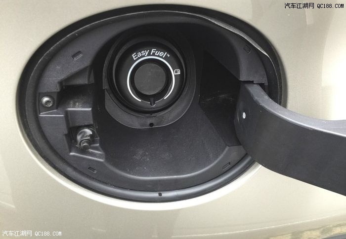 无盖油箱,很方便,但是油箱确实小了点