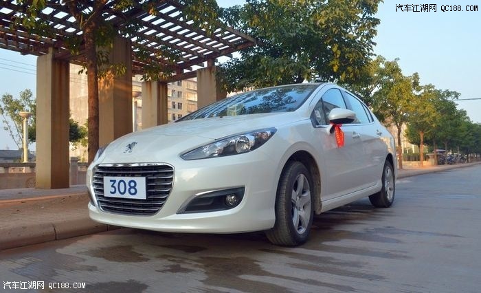 大气时尚又个性 白色新标致308内外实拍