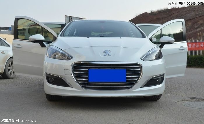 大气时尚又个性 白色新标致308内外实拍