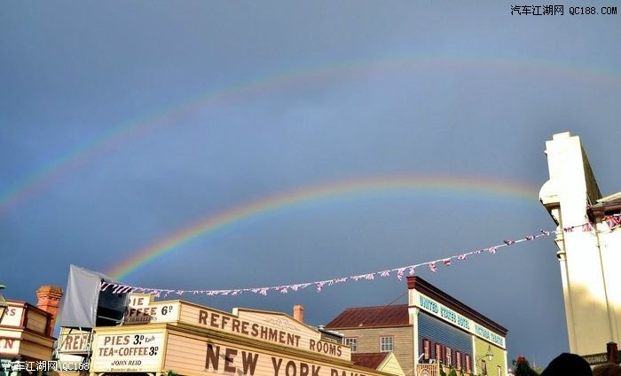 雨后,看到了双层彩虹.下面的房子就是19世纪小镇.