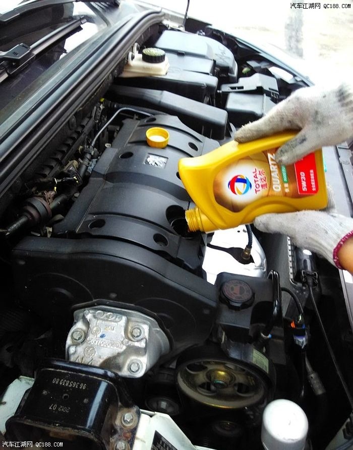 自己动手丰衣足食 标致308手换机油作业