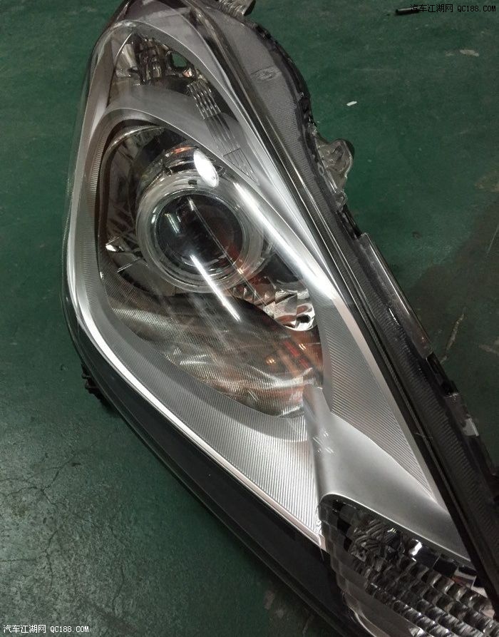 飞度改装龙鼎大灯总成,直接拍几张效果给大家欣赏!