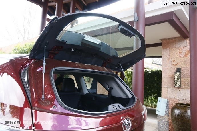 独立开启的后窗是车尾最大亮点