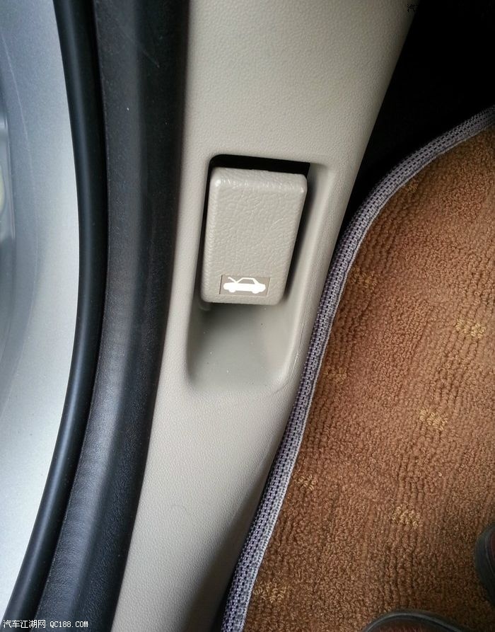 主驾大灯调节下方,开启发动机盖
