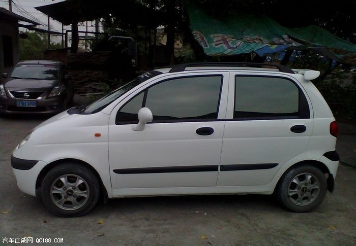 各个角度拍摄爱车白色雪弗兰乐驰