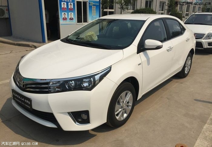 家用空间很宽敞 卡罗拉1.6t手动提车作业