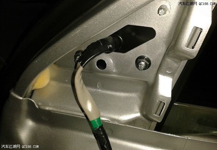 拧下这3个螺丝,就可以取下右后视镜总成了.