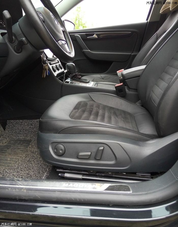 副驾驶座位,翻毛座椅!