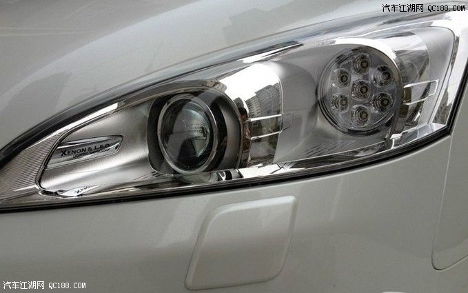 狮眼大灯特写,这个是七星梅花大灯,是不是非常的炫咧!