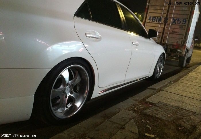 白色锐志改18寸抛边轮毂效果