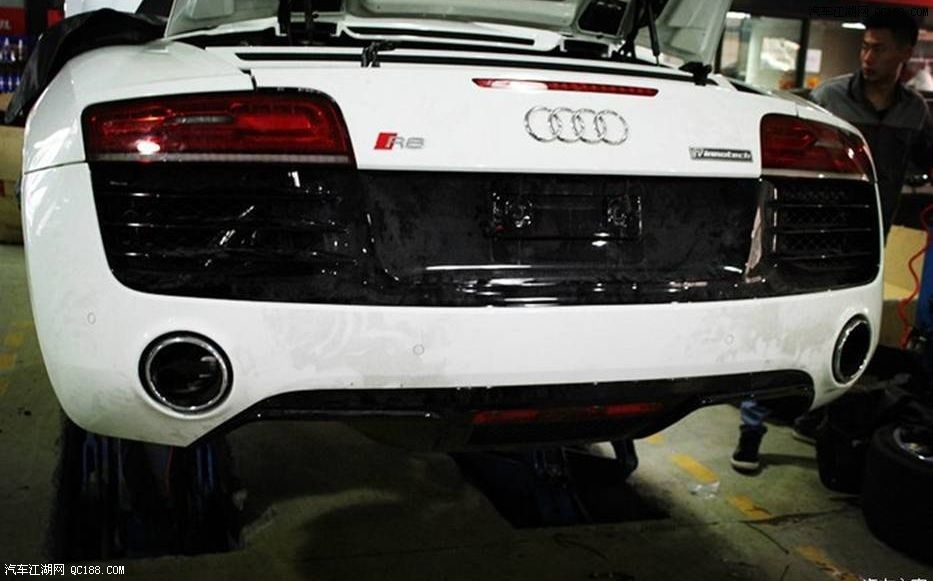 和大家分享奥迪r8改装排气作业,上图啦!