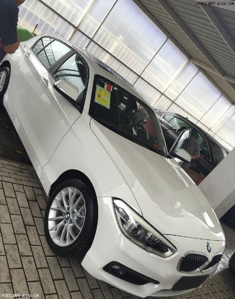 外观动感十足 入手白色宝马1系细节实拍