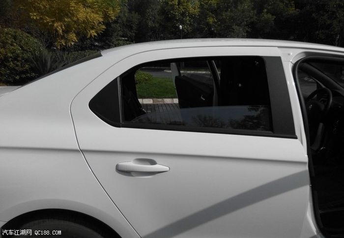 这个是后门玻璃开启的最大幅度,还是有很大一部分露着