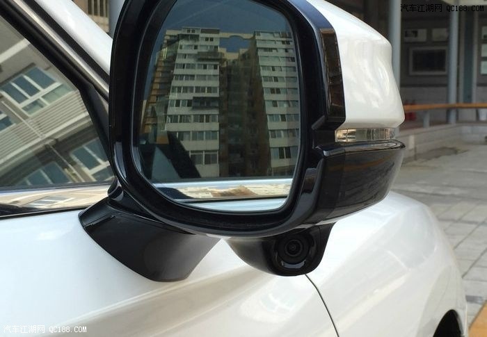 右后视镜处的摄像头