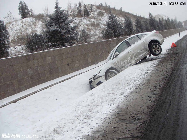20余辆车路滑发生追尾 雪天行车需注意