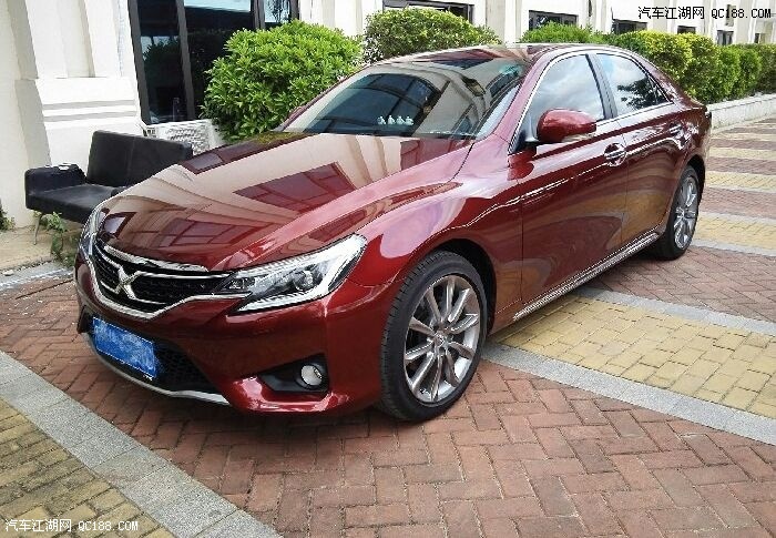 入手红色锐志半年多 内饰有些地方起毛边了