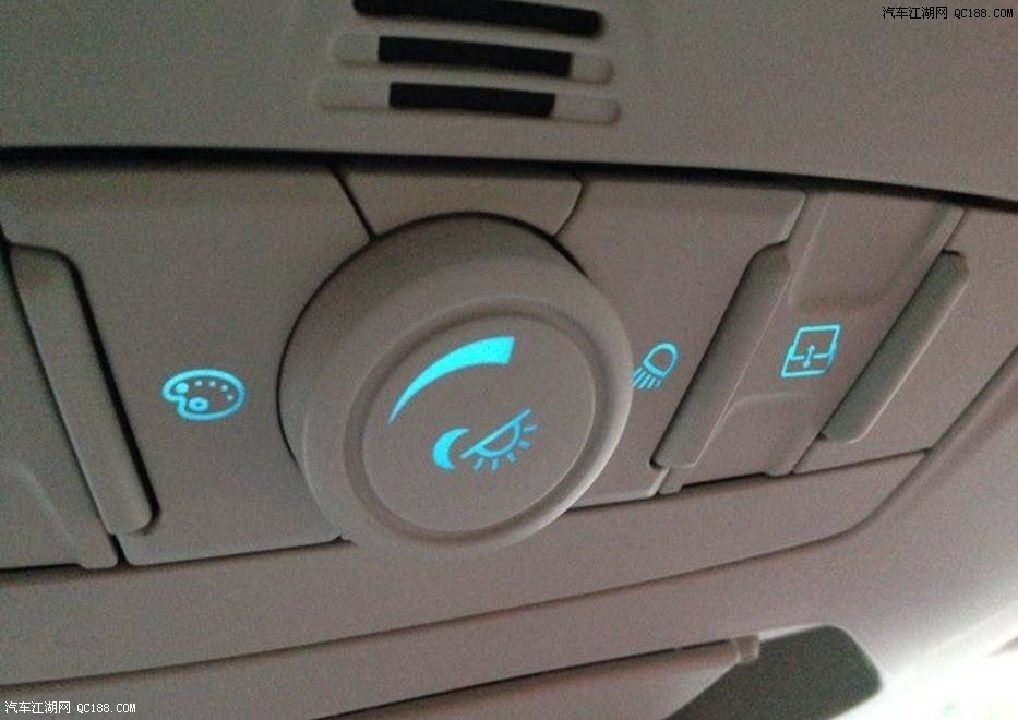 氛围灯调节按钮,七种颜色,还有亮度调节.