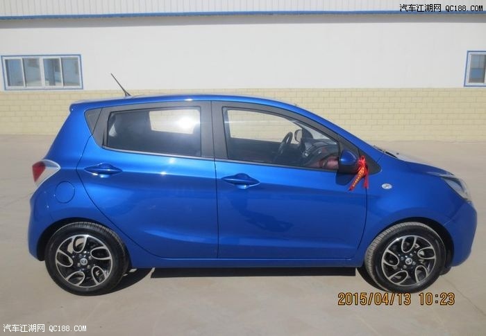 逆天配置的代步小车 提蓝色天窗版奔奔