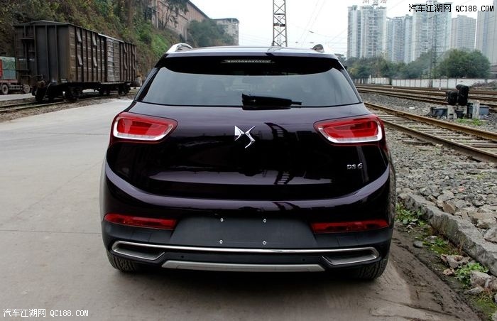 相比前脸,我更喜欢ds6的屁股,简单大气,很敦实的感觉!