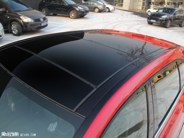奔驰b级b200动感型的全景天窗.