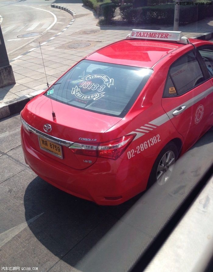 在泰国旅游 发现街头满眼的卡罗拉出租车啊