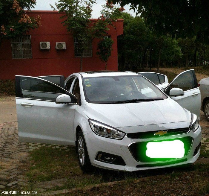 2015款珍珠白科鲁兹三厢1.5l自豪提车