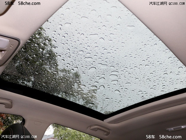 深受国内消费者喜爱的全景天窗在帝豪gs上也没有被遗漏,大尺寸天窗