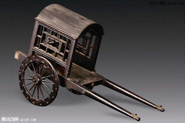 很早以前,轮胎都是由木头,铁等材料制成,这从我国古代的战车和国外的