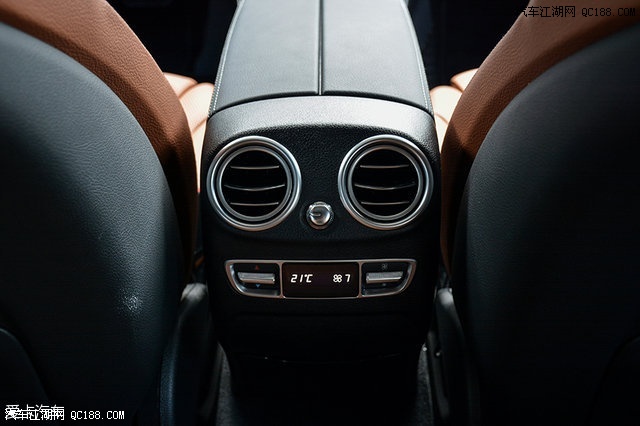 顶配奔驰glc后排空调也能够分区控制温度.
