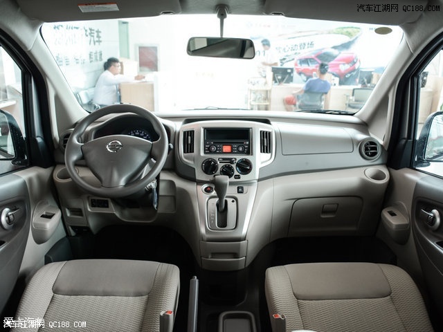 nv200内饰的整体造型,没有发生过多的变化,简单,实用的风格得到保留.