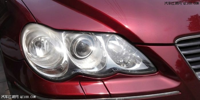 把红色老款锐志雾蒙蒙的大灯重新打磨 恢复光亮