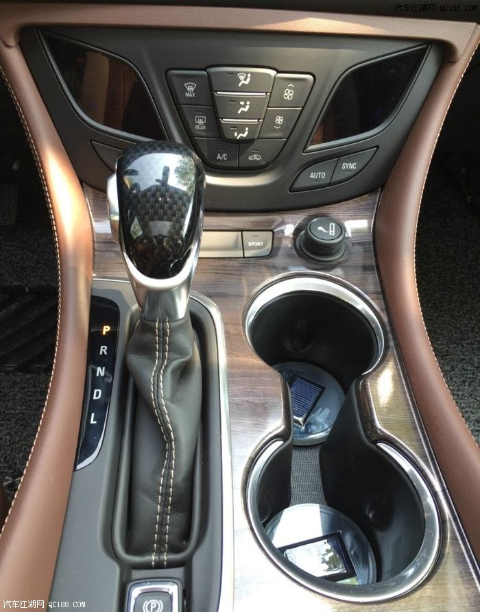 这个档位黑色一小长条界面板好容易被划伤啊,才洗了两次车,就被擦的全