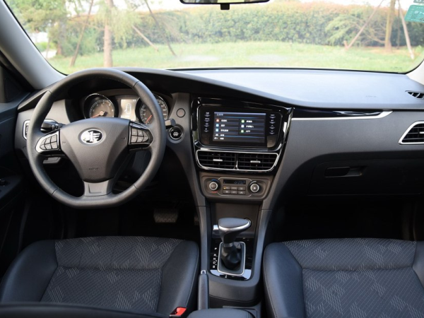 首页 最新车闻 > 正文内容骏派a70中控台设计的偏向于驾驶员,内饰整体