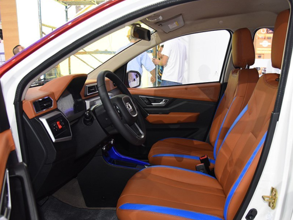 众泰云100 plus车展实拍 精致的纯电动车