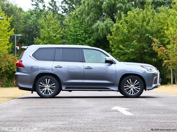 光是视觉上就有种威仪感,而两侧的前大灯组更是线条凌锐造型犀利,再加