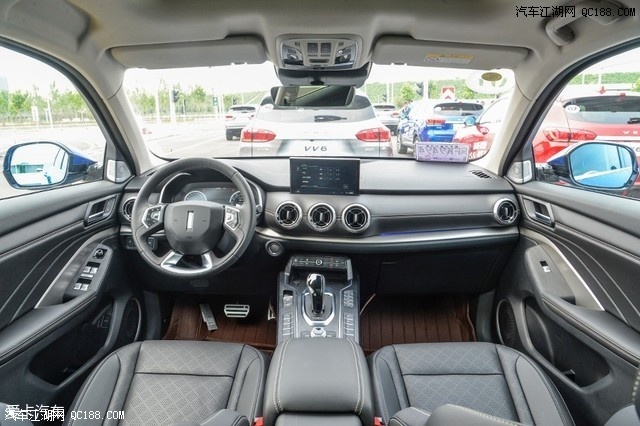 vv6的内饰整体设计与vv5基本相似,主要区别在于方向盘和挡把的设计.