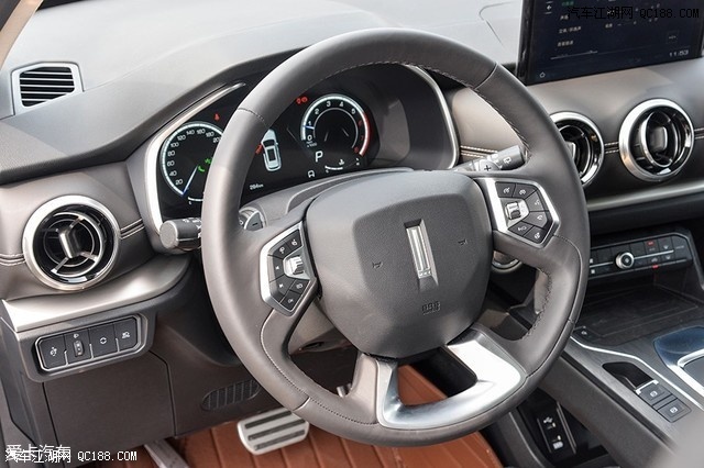 vv6的内饰整体设计与vv5基本相似,主要区别在于方向盘和挡把的设计.