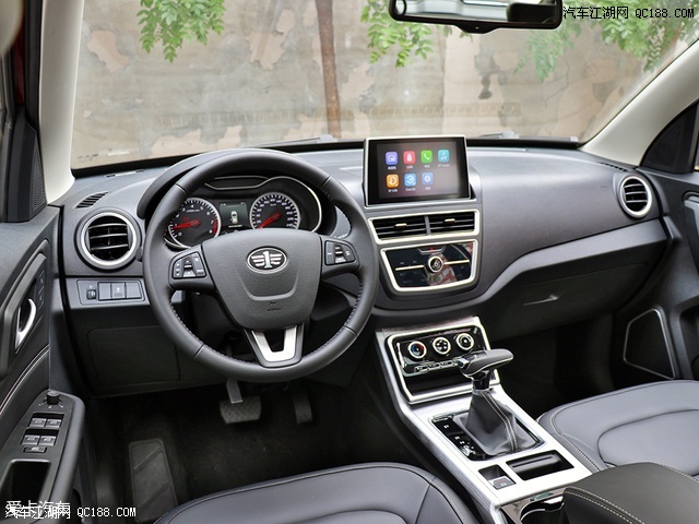 x40的内饰采用了简洁的设计风格,"t"型的中控台也是奔腾家族特征的