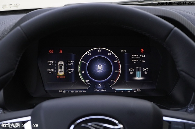 方向盘两侧的按键基本涵盖了仪表盘和中控媒体的信息功能,让车主在