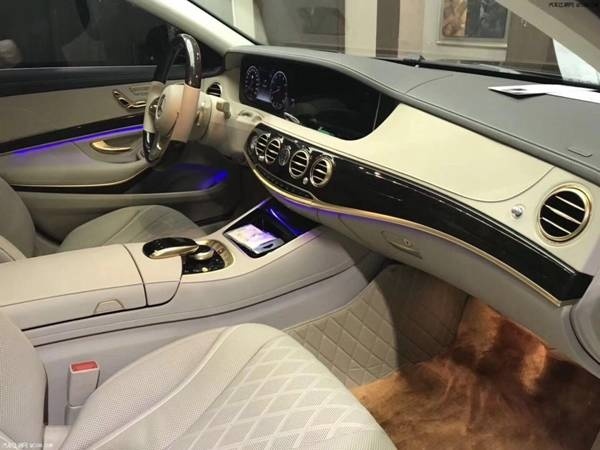 2019款奔驰迈巴赫s560纯米825内饰白色空间