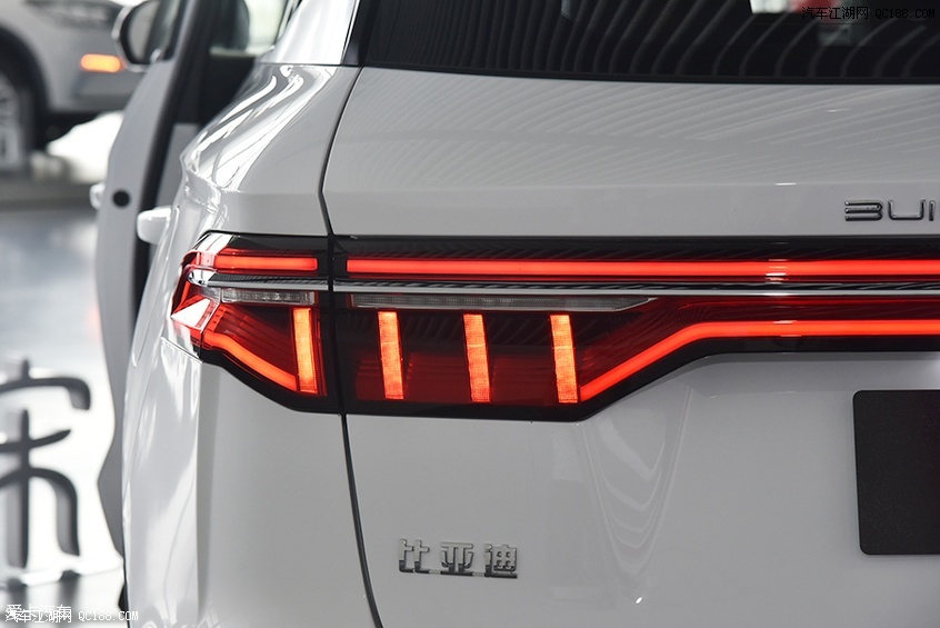 龙爪元素首次运用到一体贯穿式尾灯,与前大灯的设计遥相呼应.